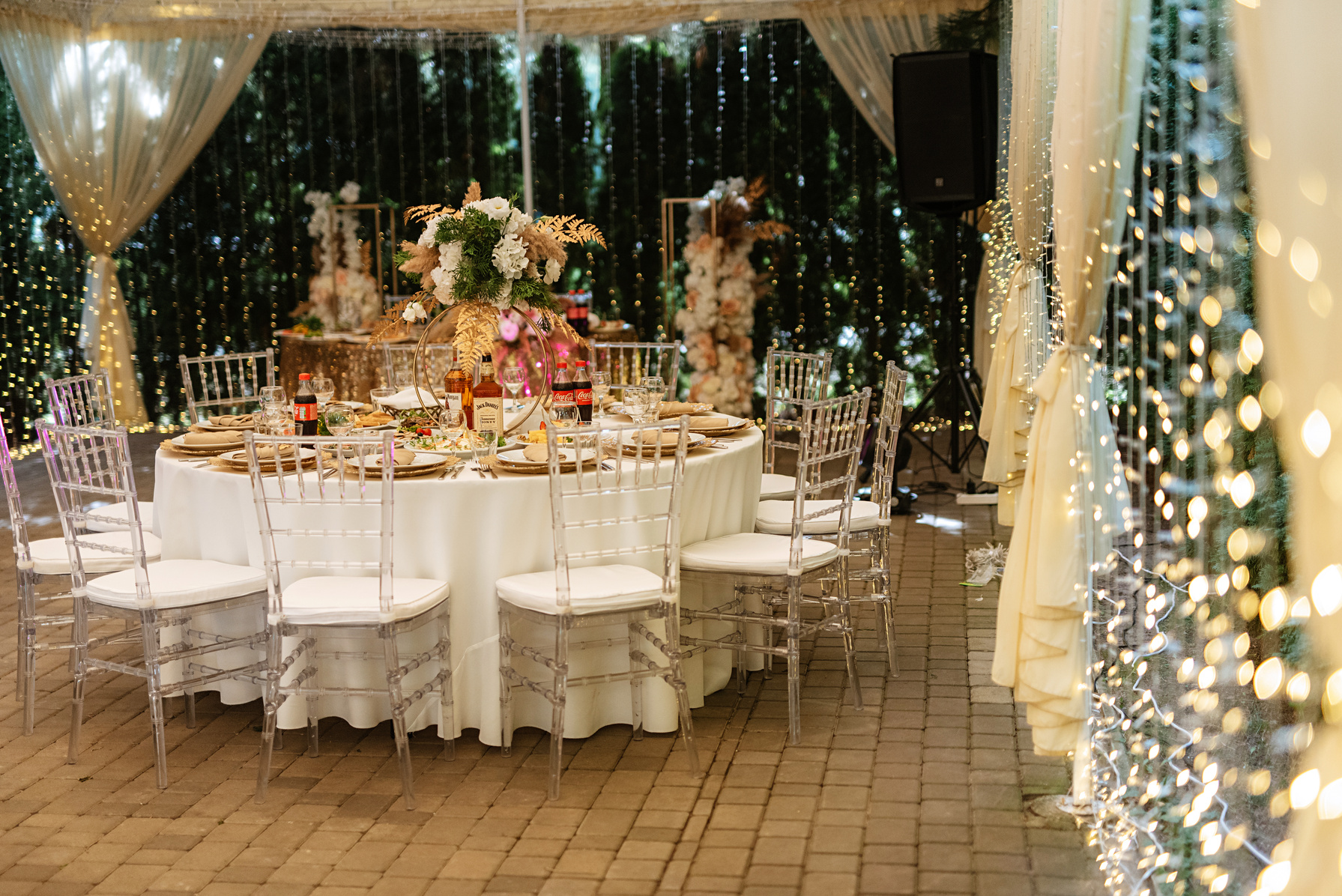 Banquet hall for weddings, banquet hall with atmospheric decor